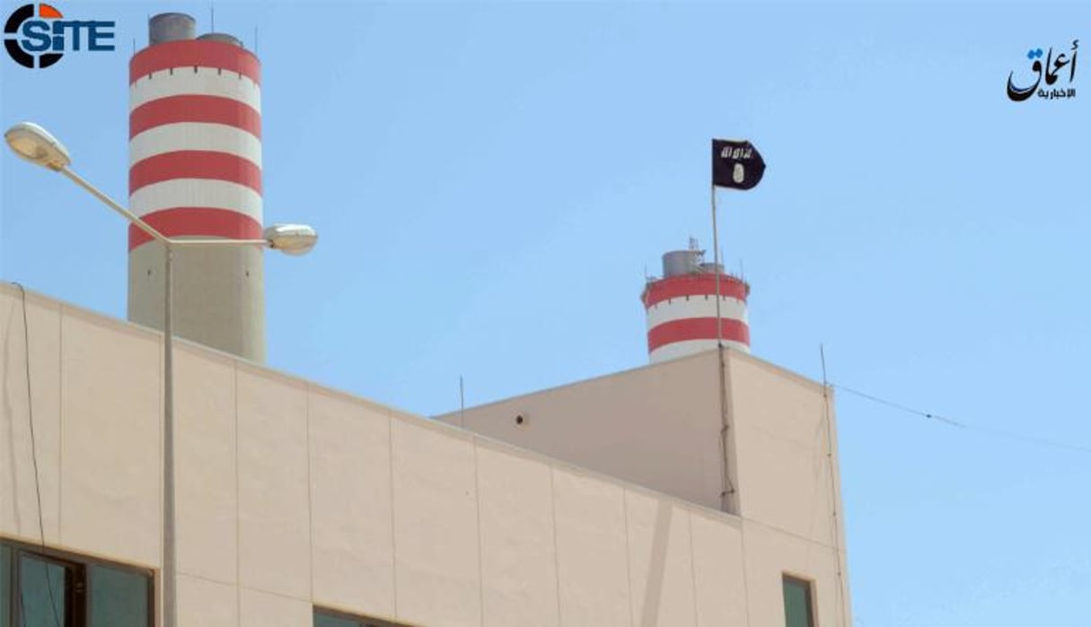 Capture d’écran d’une vidéo, diffusée par Aamaq News Agency et fournie par le site américain de surveillance (SITE), le 9 juin 2016, montrant le drapeau de l’EI sur une centrale électrique à Syrte, en Libye. © AFP