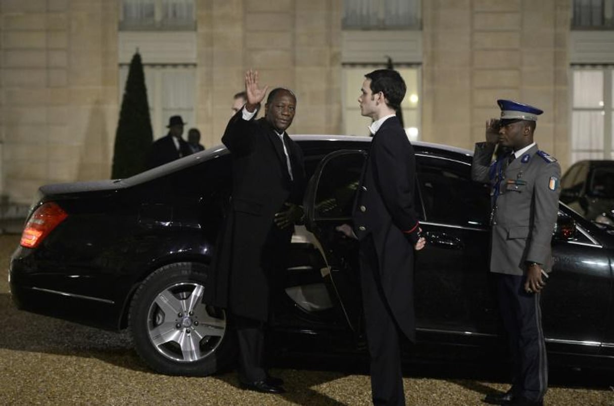 Le président ivoirien Alassane Ouattara quitte le palais de l’Elysée après un entretien avec le président français François Hollande, le 4 février 2016 à Paris. © Stéphane de Sakutin/AFP