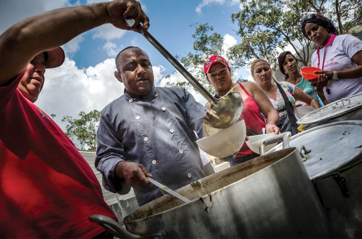 Distribution de nourriture le 18 janvierà Los Teques, dansla banlieue de Caracas. © Meridith Kohut/The New York Times/SIPA