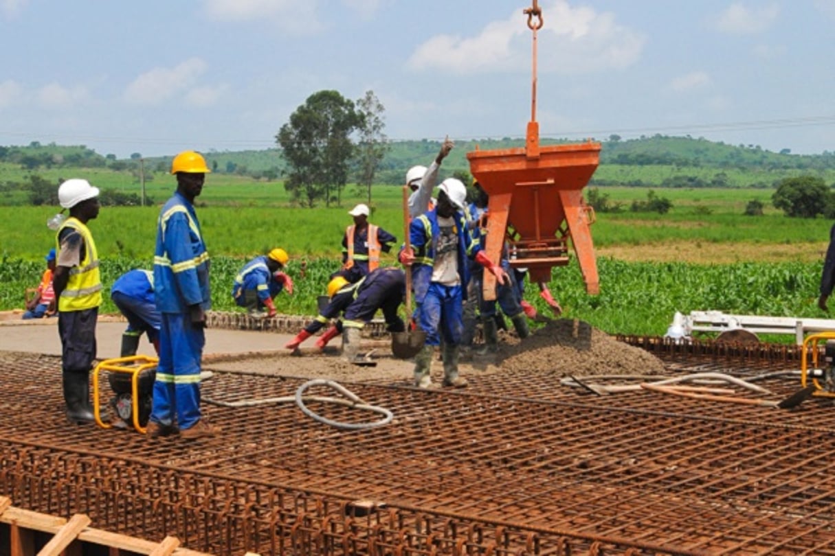 Construction d’une route près de la ville de Ngaoudéré. © Renaud VAN DER MEEREN pour Les Editons du Jaguar