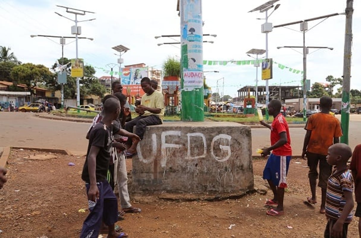 Des affrontements entre des militant de l’UFDG ont coûté la vie à un journaliste le 5 février 2015. © Youssouf Bah/AP/SIPA