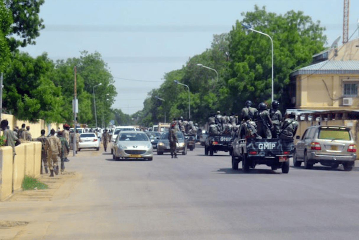 Des policiers et des militaires patrouillent dans les rues de N’Djamena, le 15 juin 2015, au Tchad. © Brahim Adji / AFP