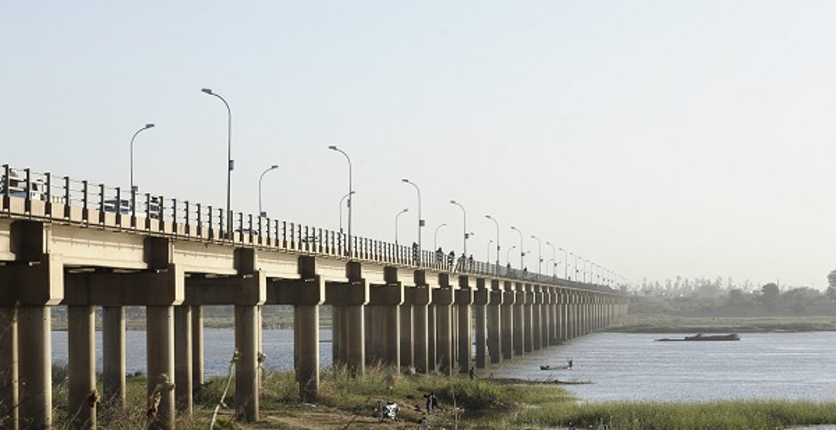 Le pont de l’Unité, à N’Djamena (Tchad), surnommé pont de Taïwan par les Tchadiens. Ici en décembre 2011. © Vincent Fournier/JA