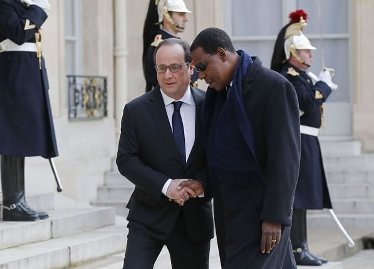 François Hollande et Thomas Boni Yayi sur le perron de l’Élysée lors d’une visite officielle. © Michel Euler / AP / SIPA