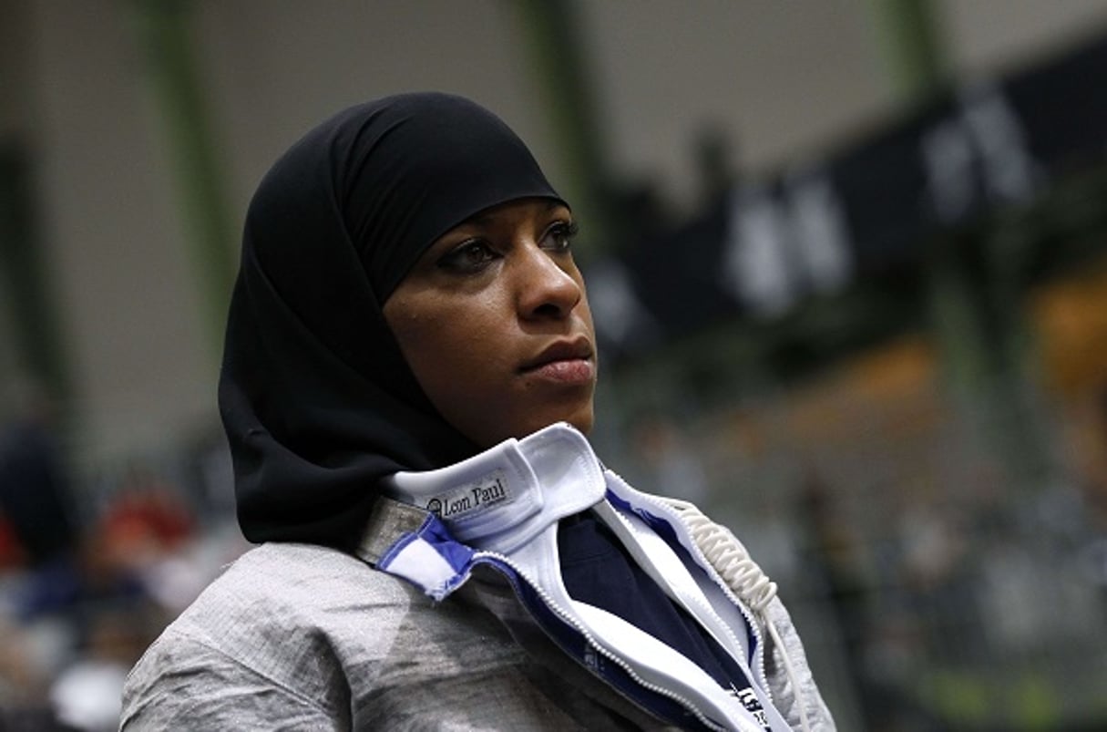 Ibtihaj Muhammad est la première athlète américaine à participer voilée aux JO. © Christophe Ena / AP / SIPA