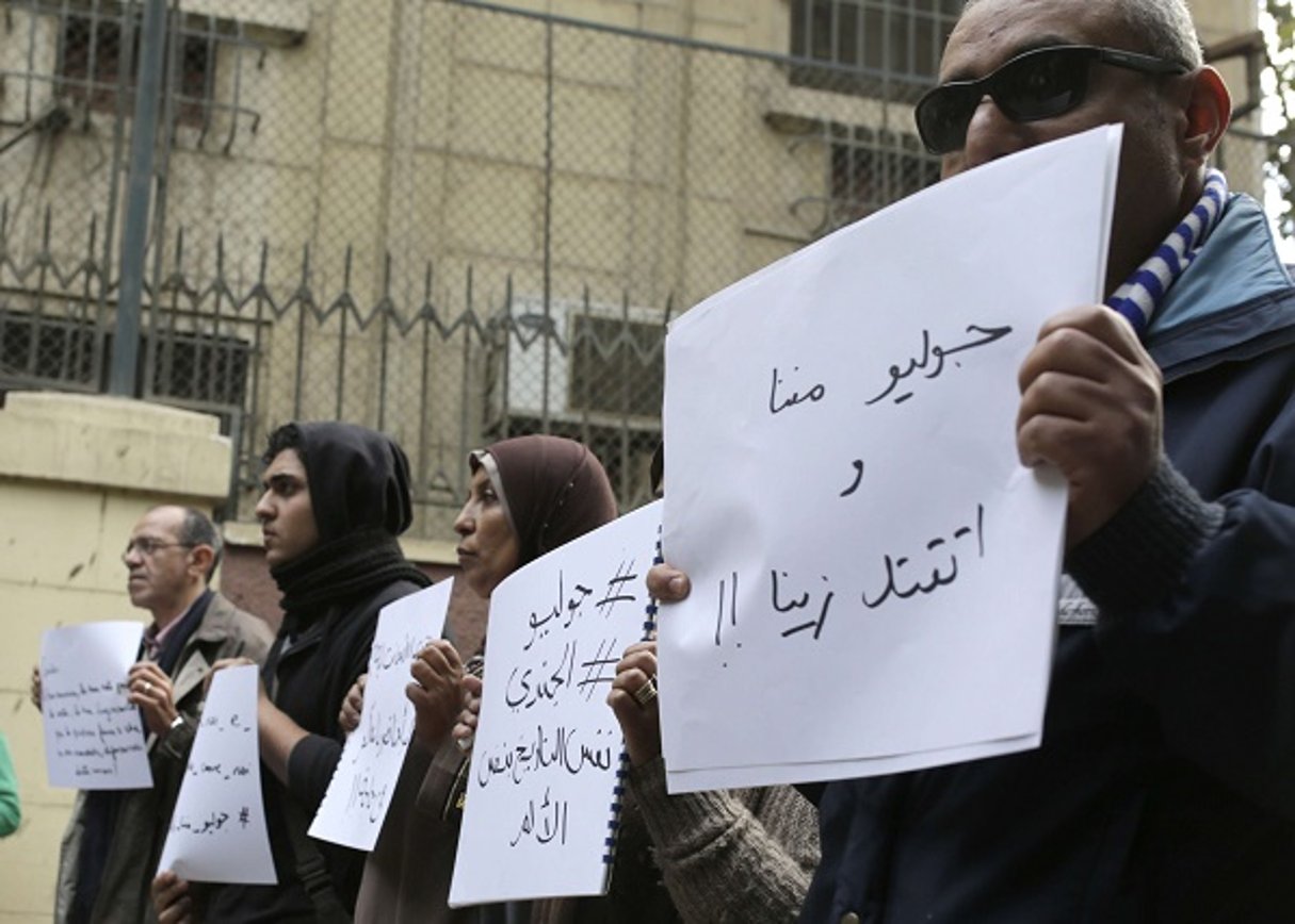 Un rassemblement en l’honneur de Giulio Regeni devant l’ambassade d’Italie au Caire, samedi 6 février 2016. © Amr Nabil / AP / SIPA