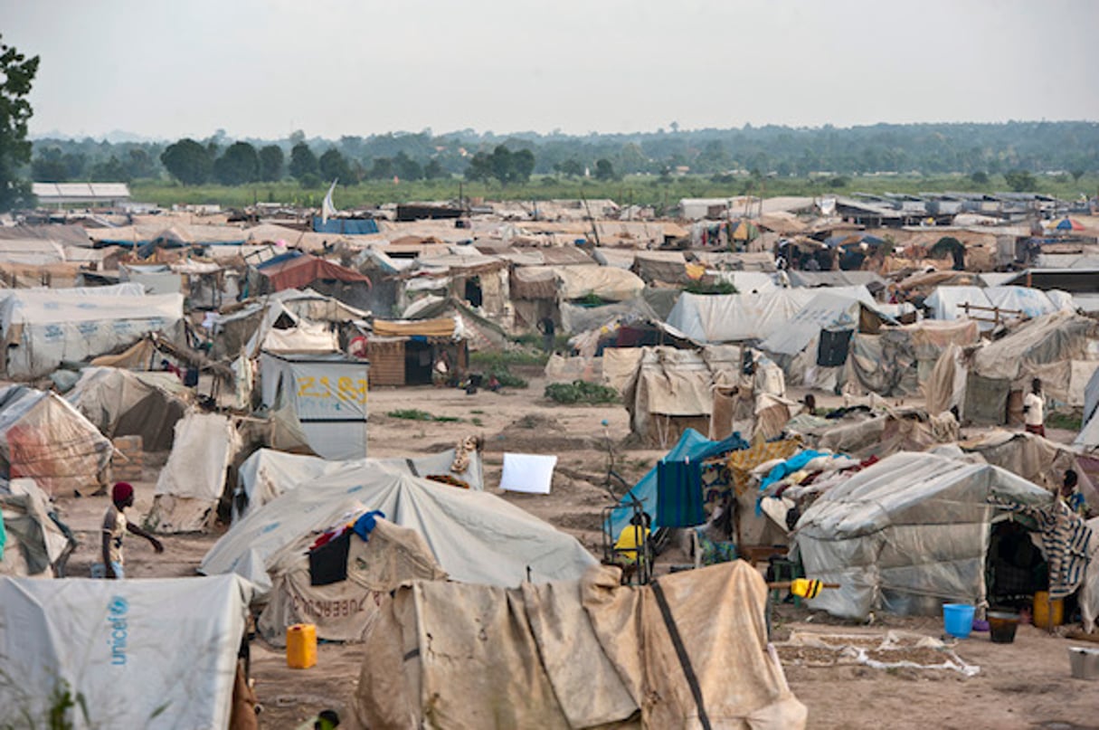 Le camps de M’Poko, situé près de l’aéroport de Bangui, la capitale centrafricaine. Au mois de mai 2014, il accueillait environ 120 000 réfugiés. © United Nations Photo / Flickr