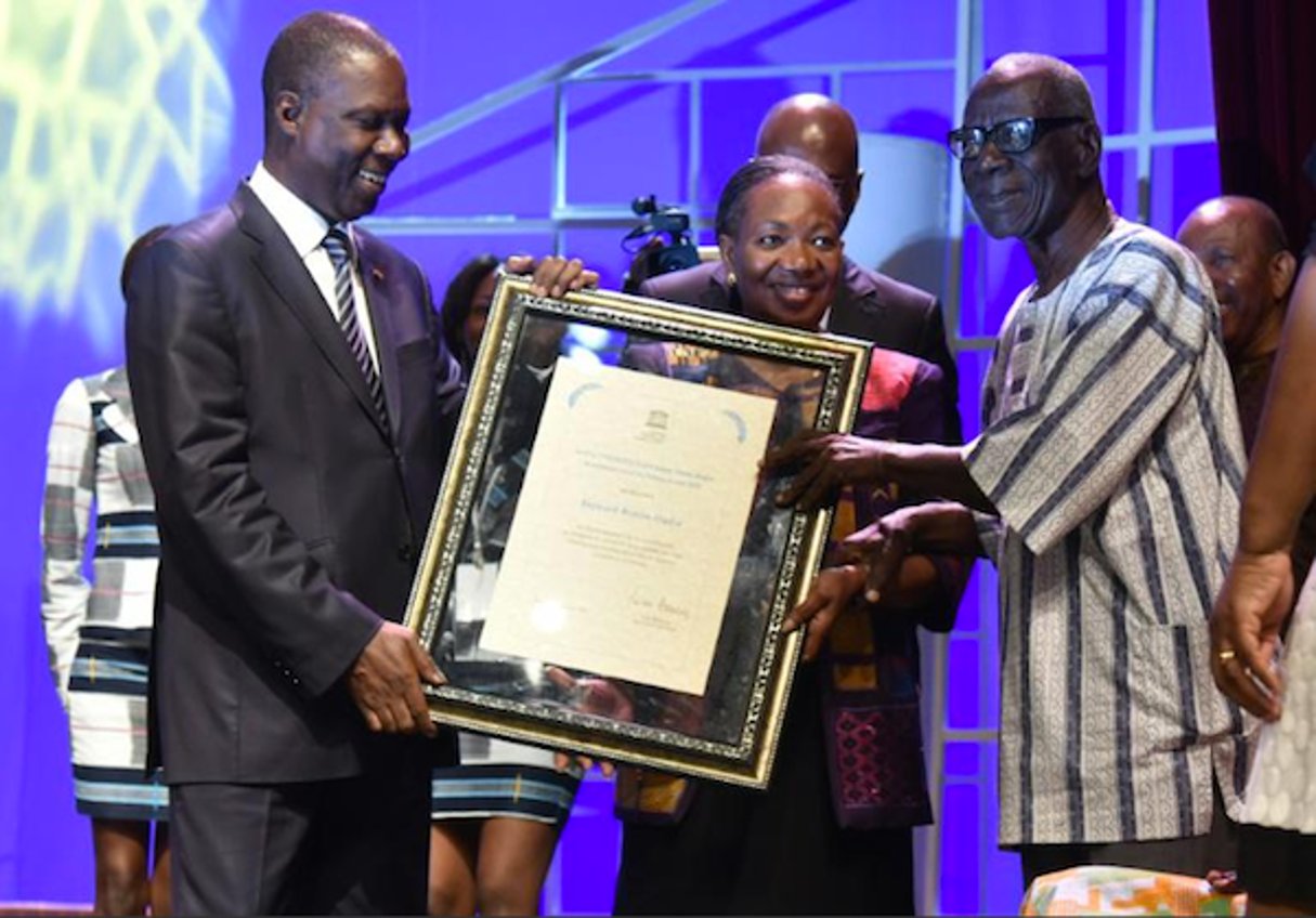 L’écrivain ivoirien Bernard Dadié, reçoit à Abidjan le premier prix Jaime Torres Bodet décerné par l’Unesco, le 11 février 2016 © AFP