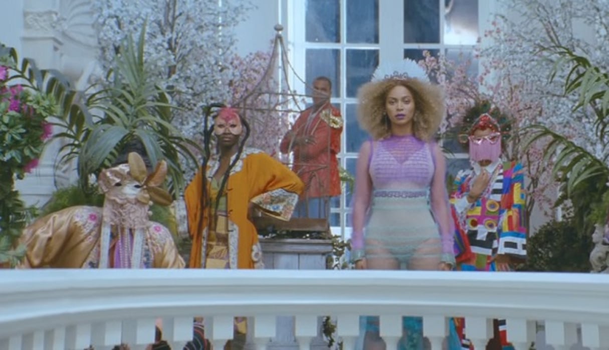 Une des créations de Loza Maléombho figure dans le dernier clip de Beyoncé. © Youtube / Capture d’écran J.A.