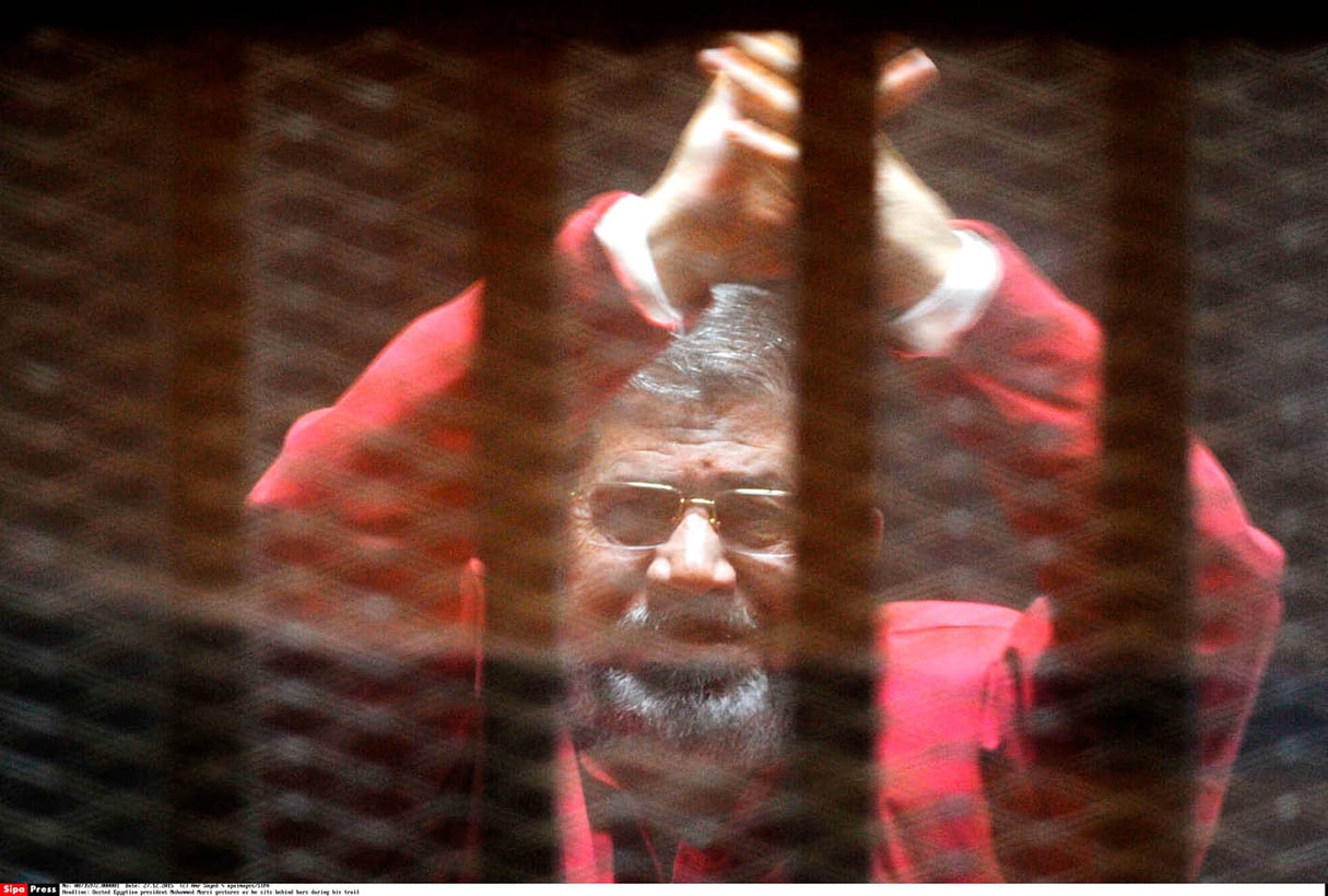 L’ancien président Mohamed Morsi au tribunal du Caire, le 16 août 2015. © AMR SAYED/APAIMAGES/SIPA