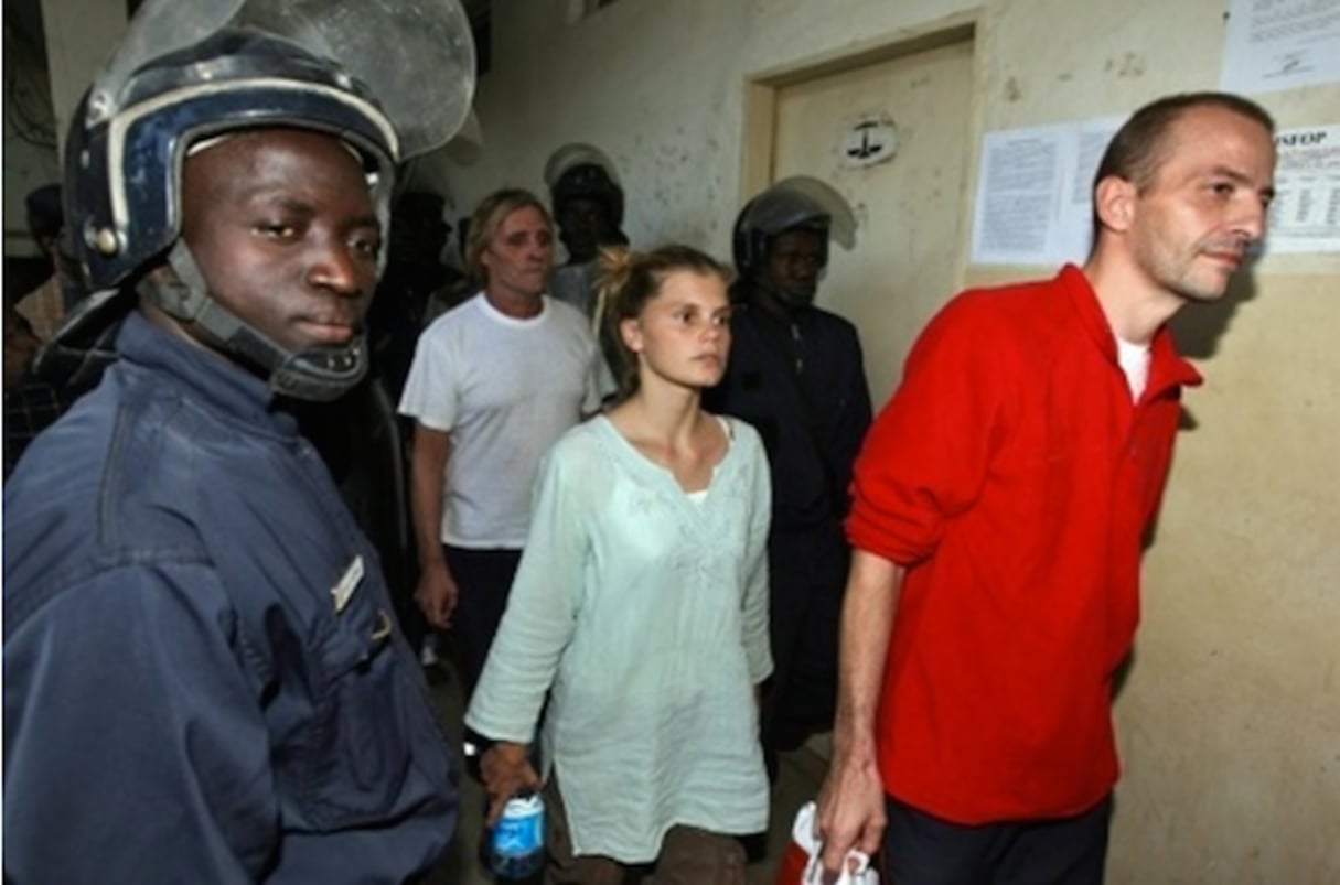 Emilie Lelouch et Eric Breteau à la sortie de leur troisième jour de procès, le 24 décembre 2007 à N’Djamena au Tchad © AFP