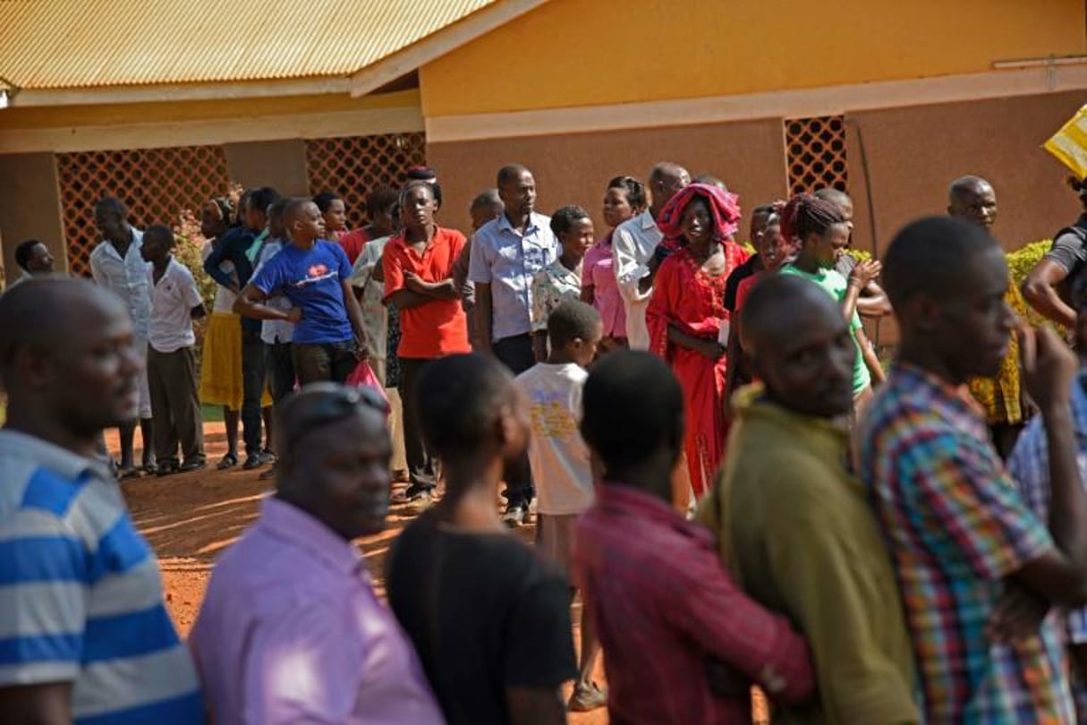 Des Ougandais en file d’attente pour voter le 18 février 2016 à Mukono. © AFP