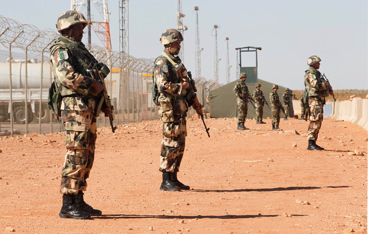 Soldats de l’ANP en faction devant le site gazier d’In Amenas, en janvier 2013. © LOUAFI LARBI/REUTERS