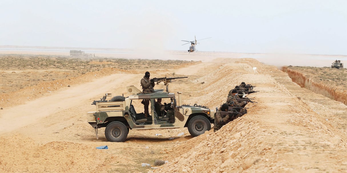 Exercice militaire de l’armée tunisienne à proximité du système d’obstacles érigé le long de la frontière avec la Libye, le 6 février 2016 © ZOUBEIR SOUISSI/REUTERS