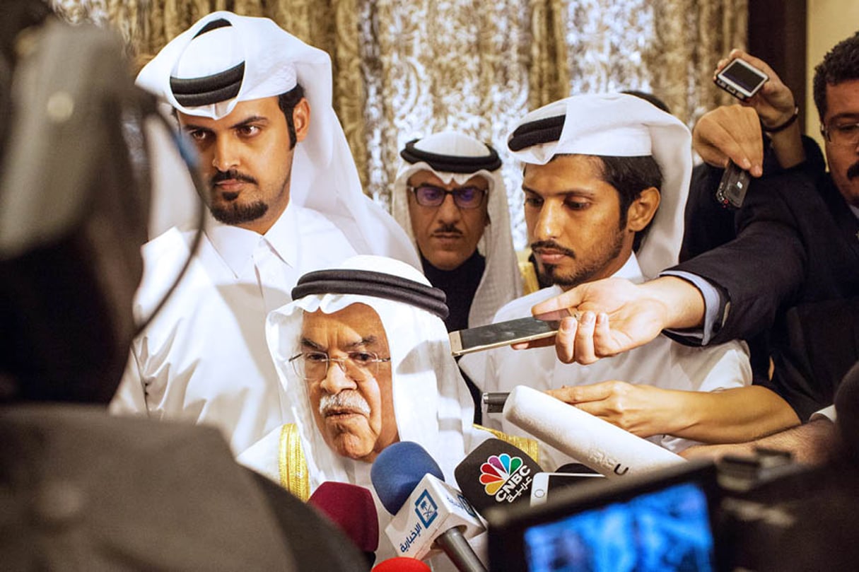 Ali al-Naïmi, le ministre saoudien du Pétrole (au centre), à Doha, le 16 février. © OLYA MORVAN/AFP