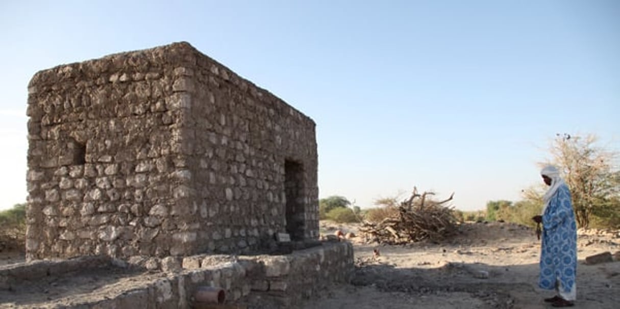 Un des mausolées de Tombouctou à peine reconstruit, en avril 2015. © Baba Ahmed pour J.A.