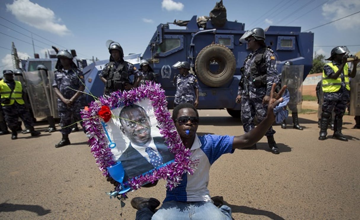 Un militant brandit une photo de Kizza Besigye à Kampala le 16 février 2016. © Ben Curtis / AP / Sipa