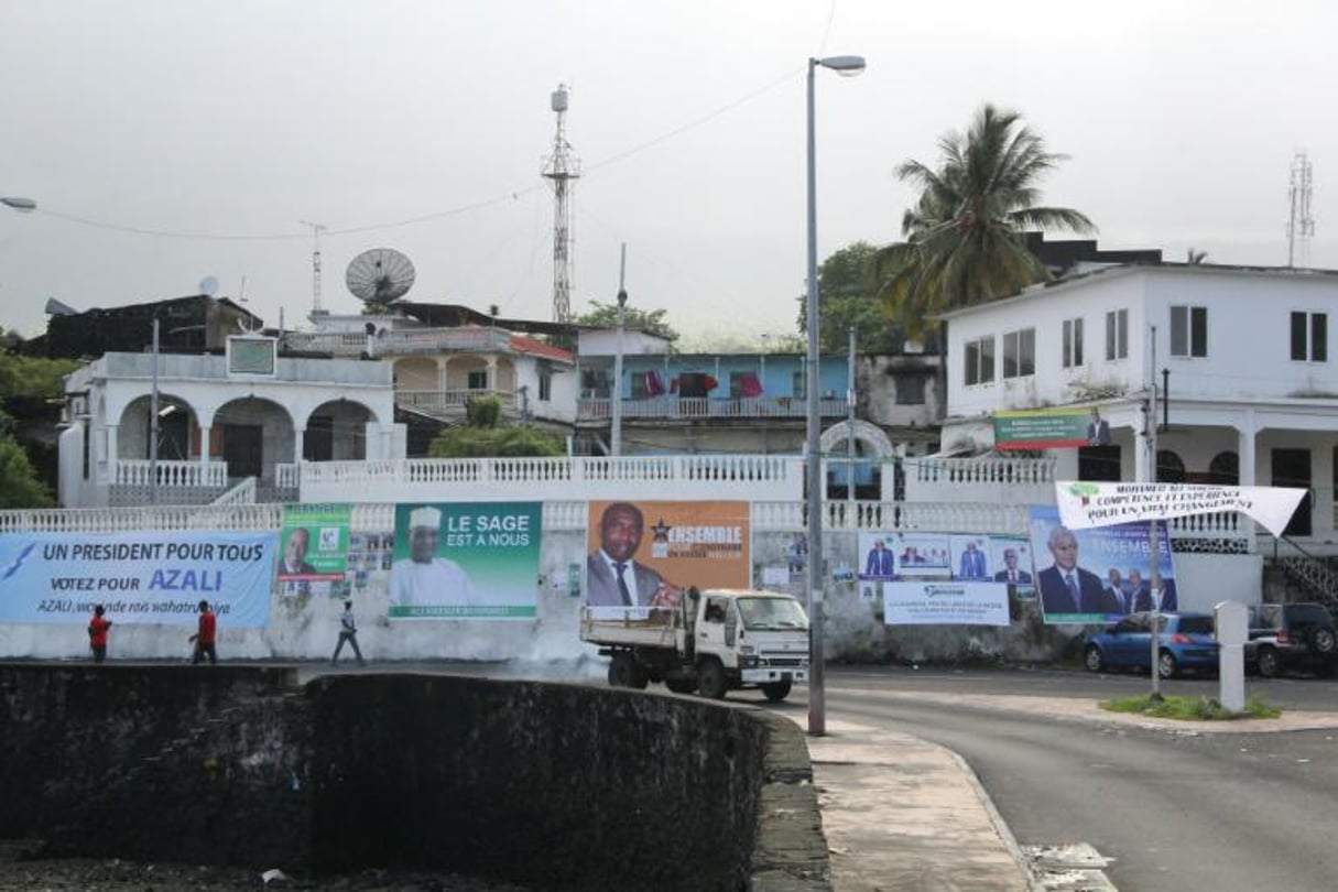 Des affiches électorales pour les candidats à la présidentielle, le 24 janvier 2016 à Moroni, aux Comores. © Ibrahim Youssouf/AFP