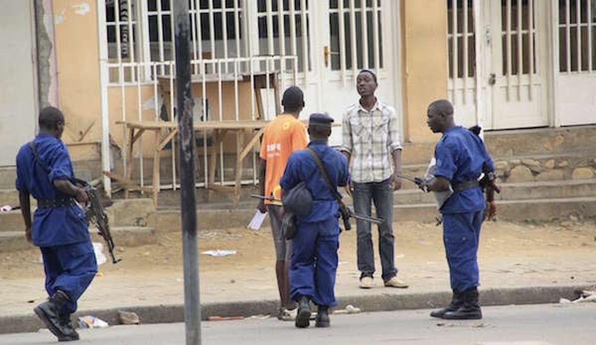 Arrestation d’un homme par la police après une attaque à la grenade à Bujumbura au Burundi, le 3 février 2016. © STR/AP/SIPA