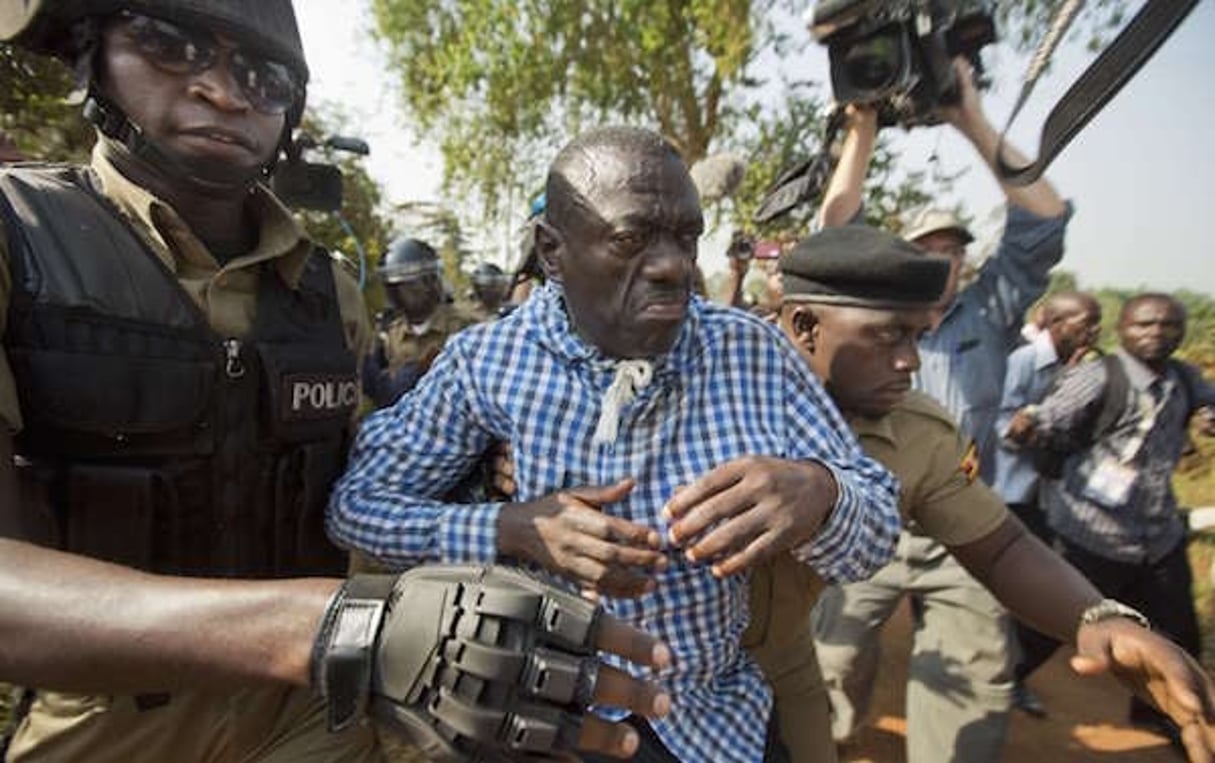 Le principal chef d’opposition Kizza Besigye arrêté par la police près de Kampala, capitale de l’Ouganda, le 22 février 2016. © Ben Curtis/AP/SIPA