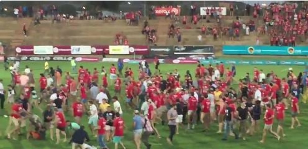 Rixe sur le terrain de Rugby de l’UFS. © Capture d’écran d’une vidéo postée sur Twitter.