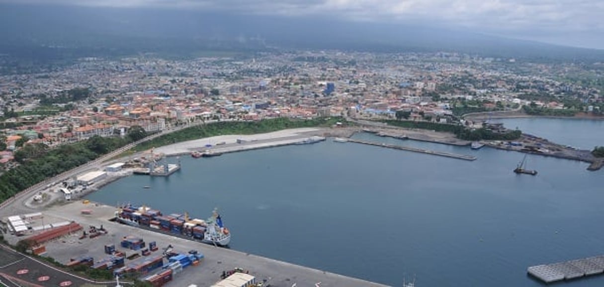 Vue aérienne du port de Malabo. © Renaud Van Der Meeren / les Éditions du Jaguar