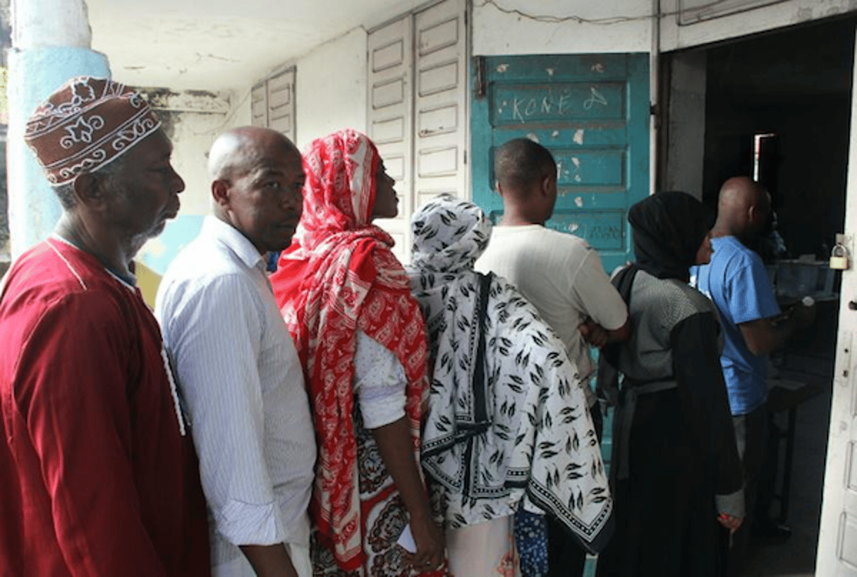 La queue dans un bureau de vote pour les élections présidentielles aux Comores, le 21 février 2016. © Ibrahim Youssouf / AFP