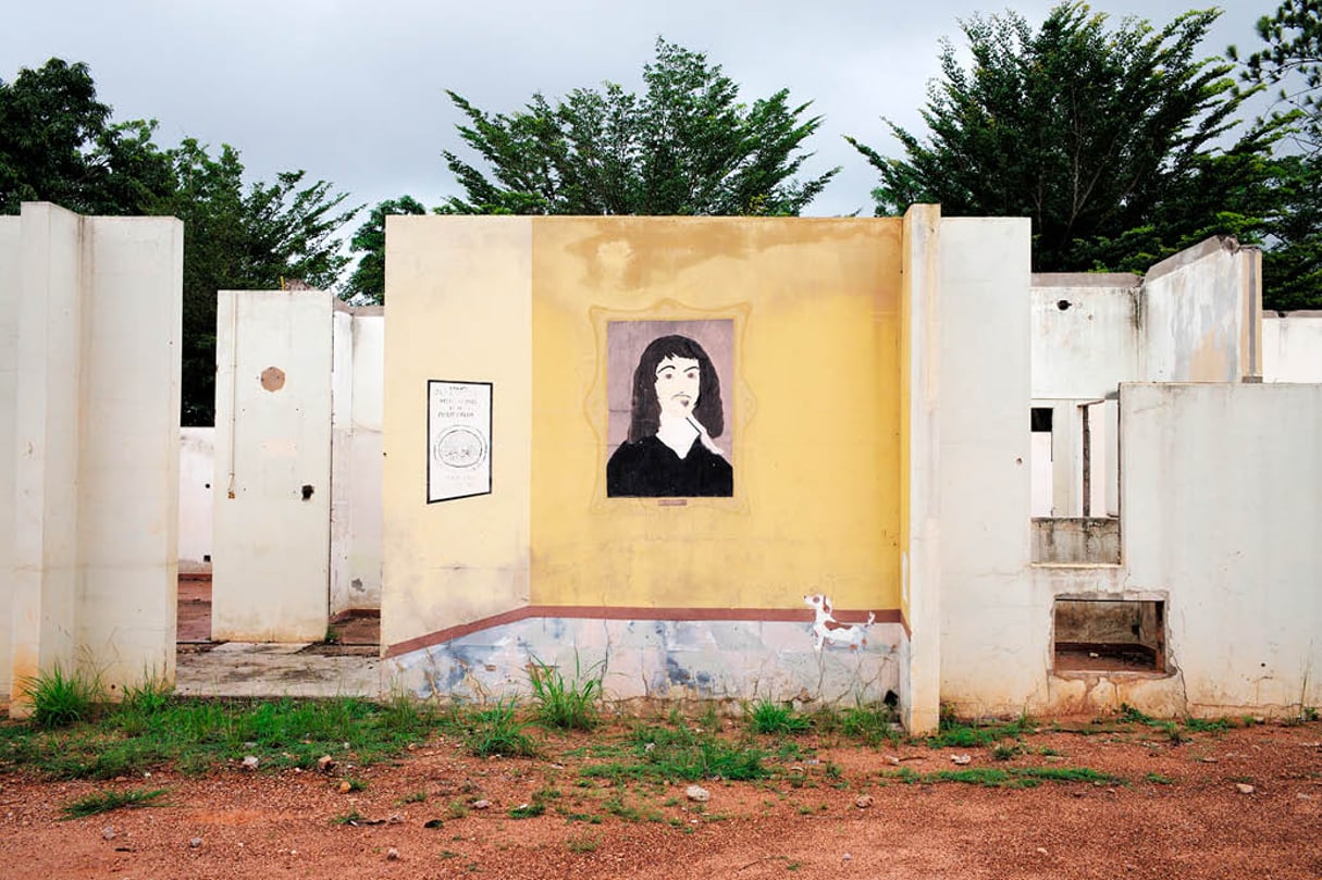 Les vestiges du lycée René-Descartes (ici en juillet 2015), devenu en 2002 une base de l’opération Licorne, bombardée le 6 novembre 2004. © PHILIPPE GUIONIE/MYOP POUR J.A.