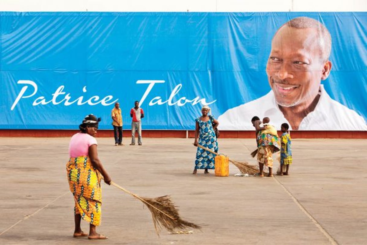 Une affiche de la campagne électorale de Patrice Talon située au stade de l’Amitié de Cotonou, au Bénin, le 24 février 2016. © GWENN DUBOURTHOUMIEU POUR J.A.