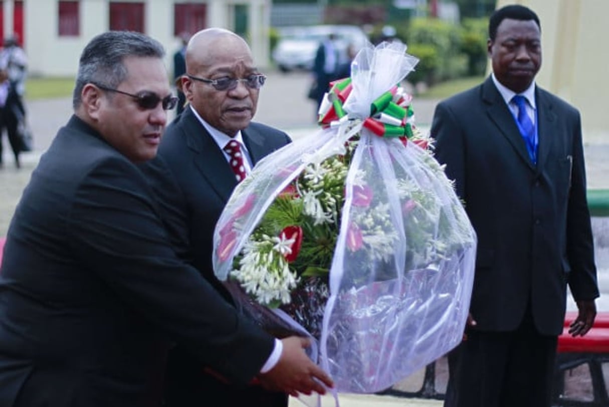 Jacob Zuma, le président sud-africain, rend hommage à Melchior Ndadaye, premier chef de l’État burundais, le 25 février 2016 à Bujumbura. © Stringer/AP/SIPA