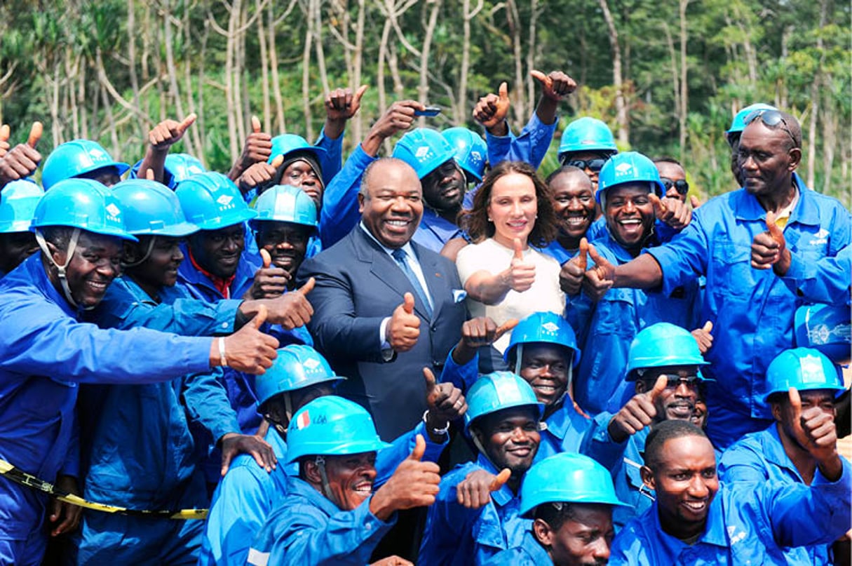 Ali et Sylvia Bongo Ondimba sur le chantier d’un pont en construction, à Ozouri, dans la région de Port-Gentil, le 29 février. © STEVE JORDAN/AFP