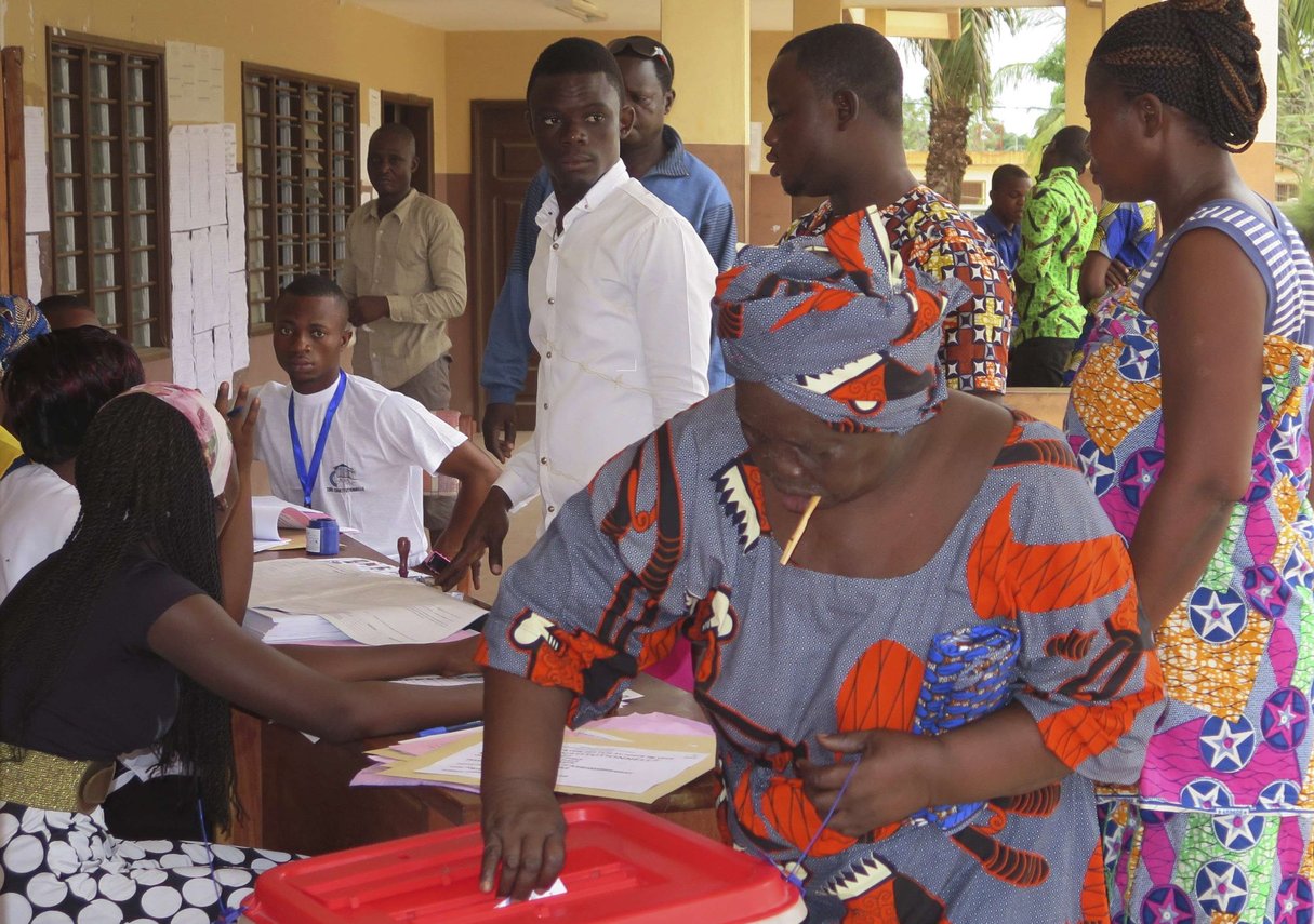 Une Béninoise vote à Seme Podji, dimanche 6 mars 2016. © Virgile Ahissou / AP / SIPA