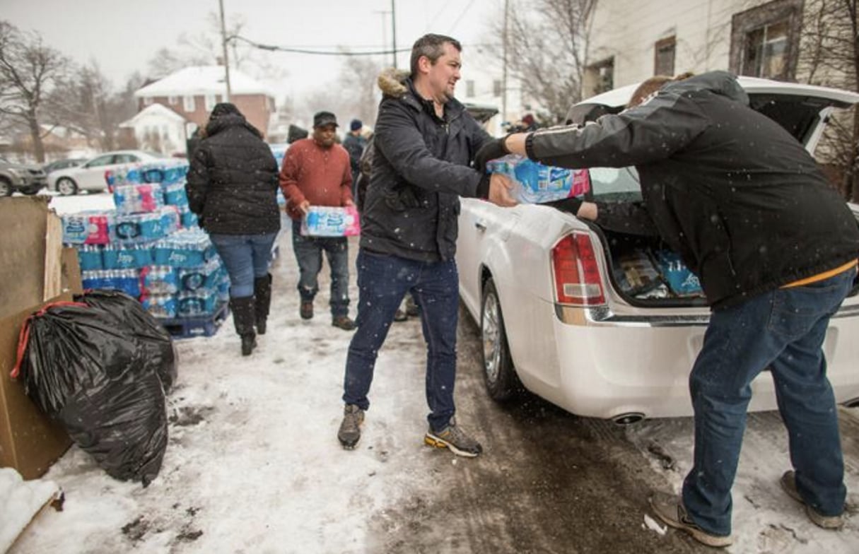Distribution d’eau dans la ville de Flint, aux États-Unis, le 5 mars 2016. © Geoff Robins/AFP