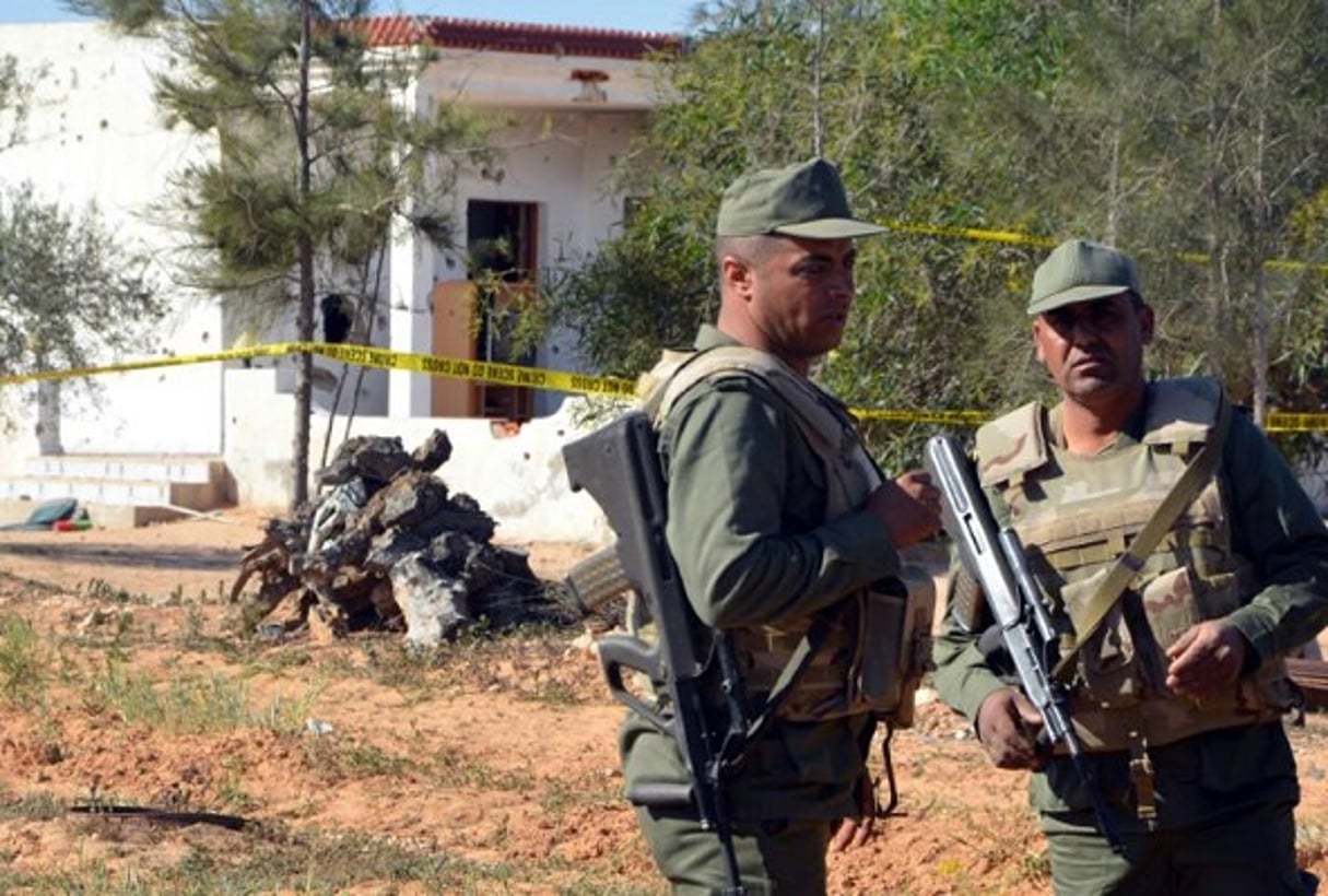 Des soldats tunisiens surveillent les lieux où s’est tenu un assaut, le 3 mars 2016 dans la ville de Ben Guerdane, une région du sud-est de la Tunisie proche de la frontière libyenne. © Fathi Nasri / AFP