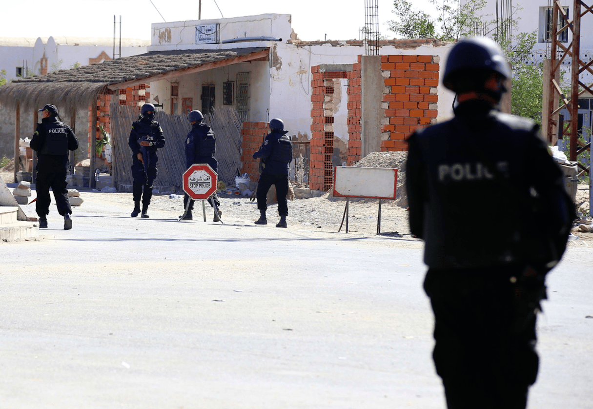 Des policiers tunisiens ratissent les alentours de Ben Guerdane, le 8 mars 2016. © Feres Najar/AP/SIPA