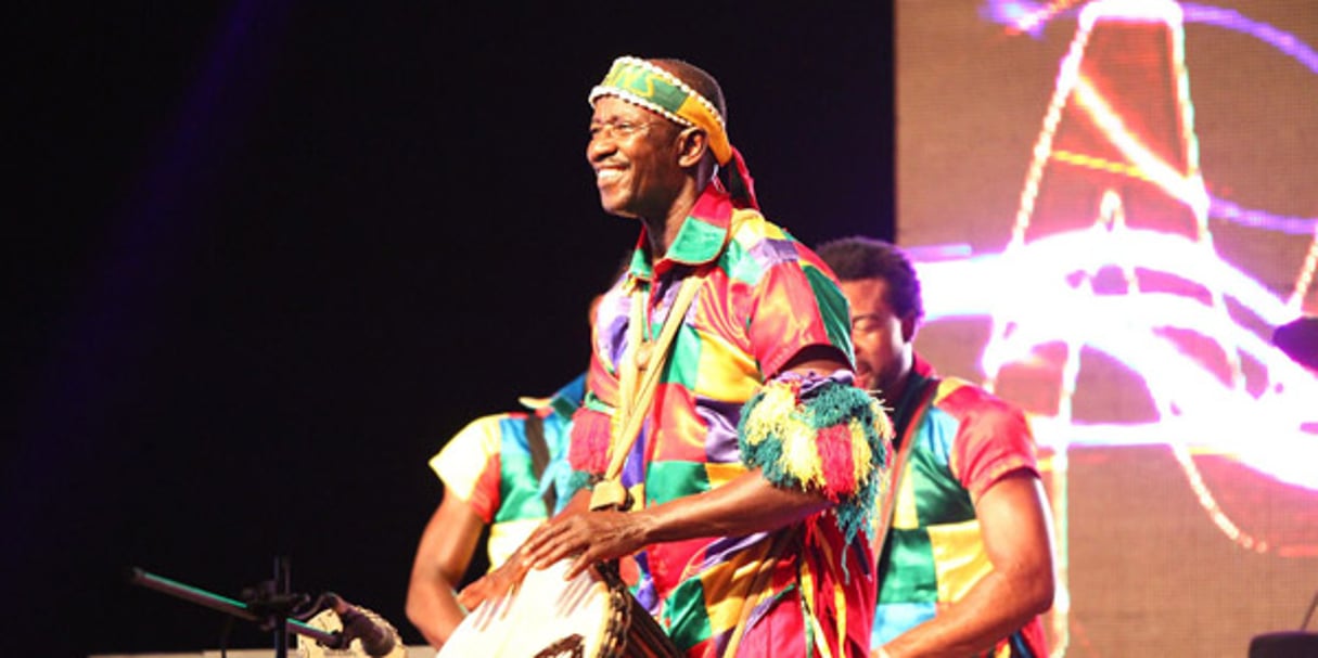 Le percusionniste burkinabè Adama Dramé lors de la cérémonie d’ouverture du MAsa 2016, le  5 mars à Abidjan. © DR / Facebook