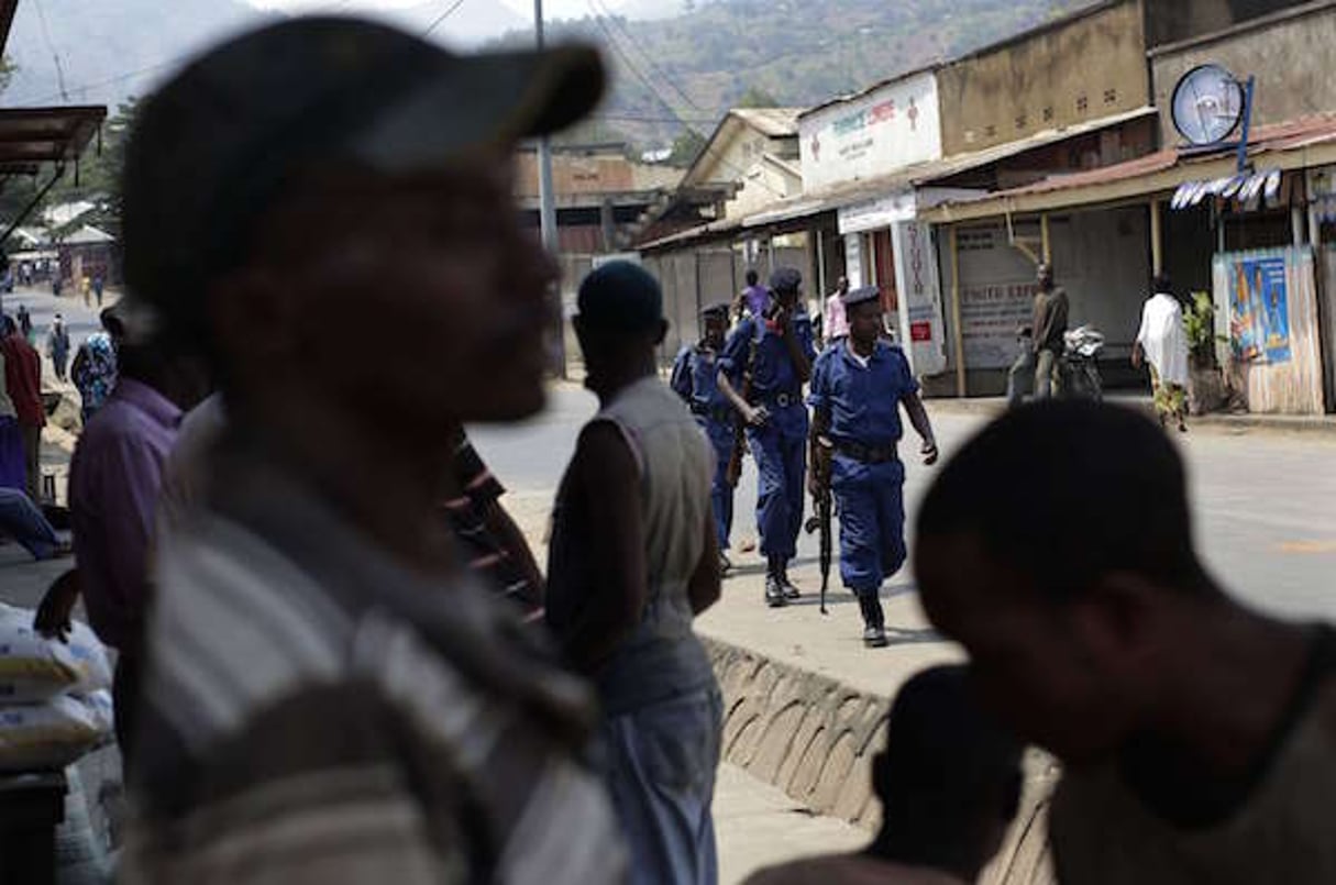 Patrouille de police dans le quartier de Musaga, à Bujumbura, la capitale burundaise, le 20 juillet 2015. © Jerome Delay/AP/SIPA