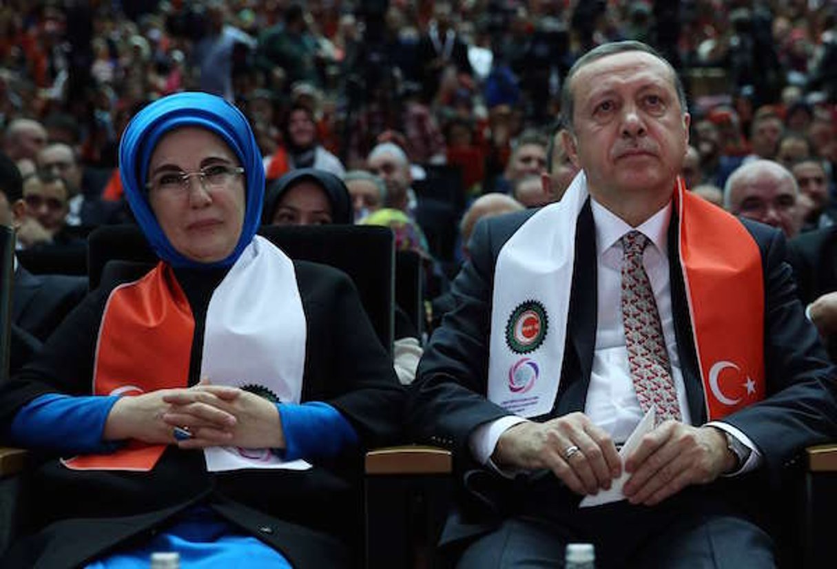 Emine Erdogan et son mari, le président turc, à un rassemblement de syndicats de femmes, à Ankara, le 7 mars 2016. © Murat Cetinmuhurdar / AP / SIPA