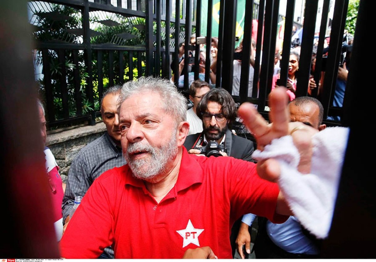 Remerciant ses partisans, le 5 mars, devant sa maison de Sao Bernardo 
do Campo. La veille, la police avait débarqué chez lui sans crier gare. © ANDRE PENNER/AP/SIPA