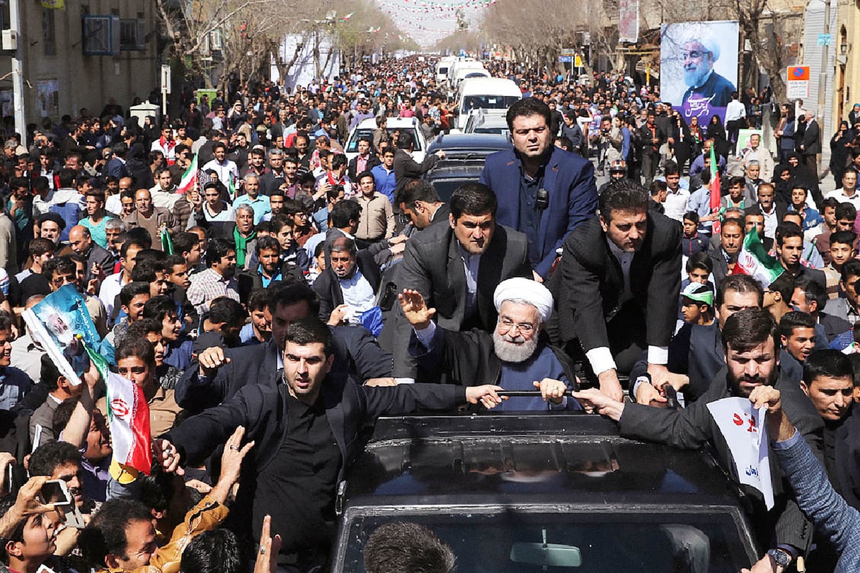 Hassan Rohani saluant la foule dans les rues de Yazd, le 7 mars. © AFP