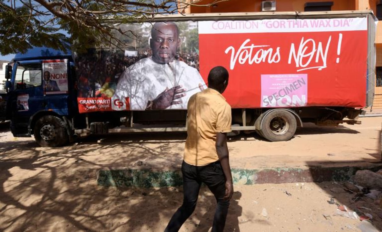 Une affiche de campagne pour le non au référendum, à Dakar, le 12 mars. © AFP