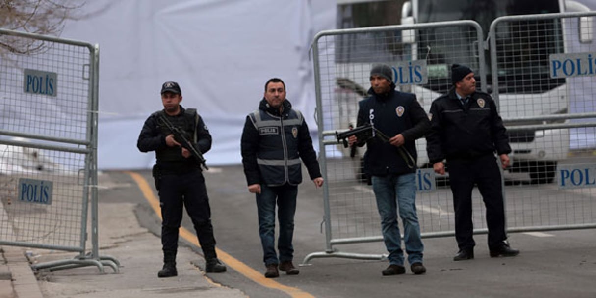 Des membres de la sécurité turque, sur le site de l’attaque à Ankara, le 14 mars © Burhan Ozbilici/AP/SIPA