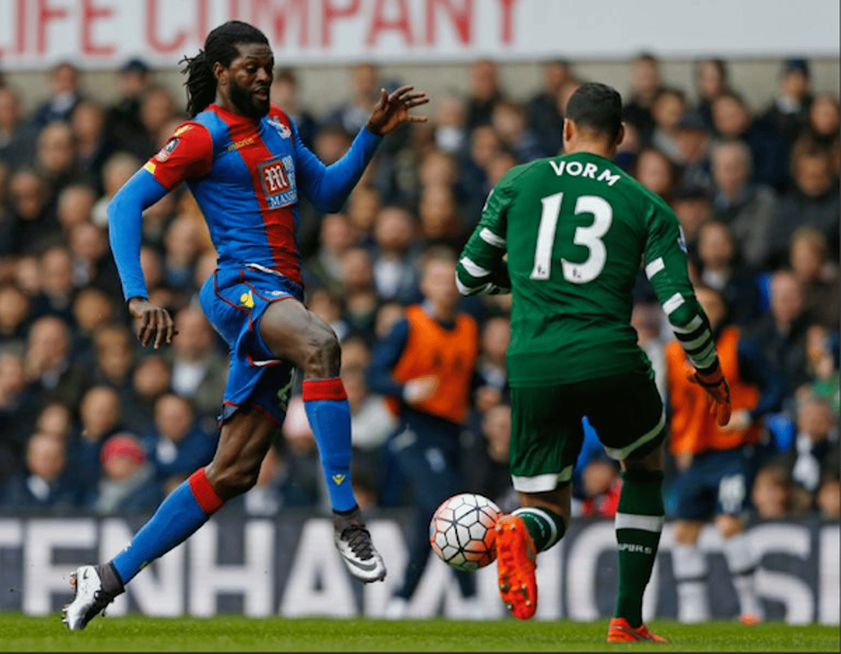 L’attaquant togolais de Crystal Palace Emmanuel Adebayor en Cup (g) face à Tottenham, le 21 février 2016 à White Hart Lane. © AFP