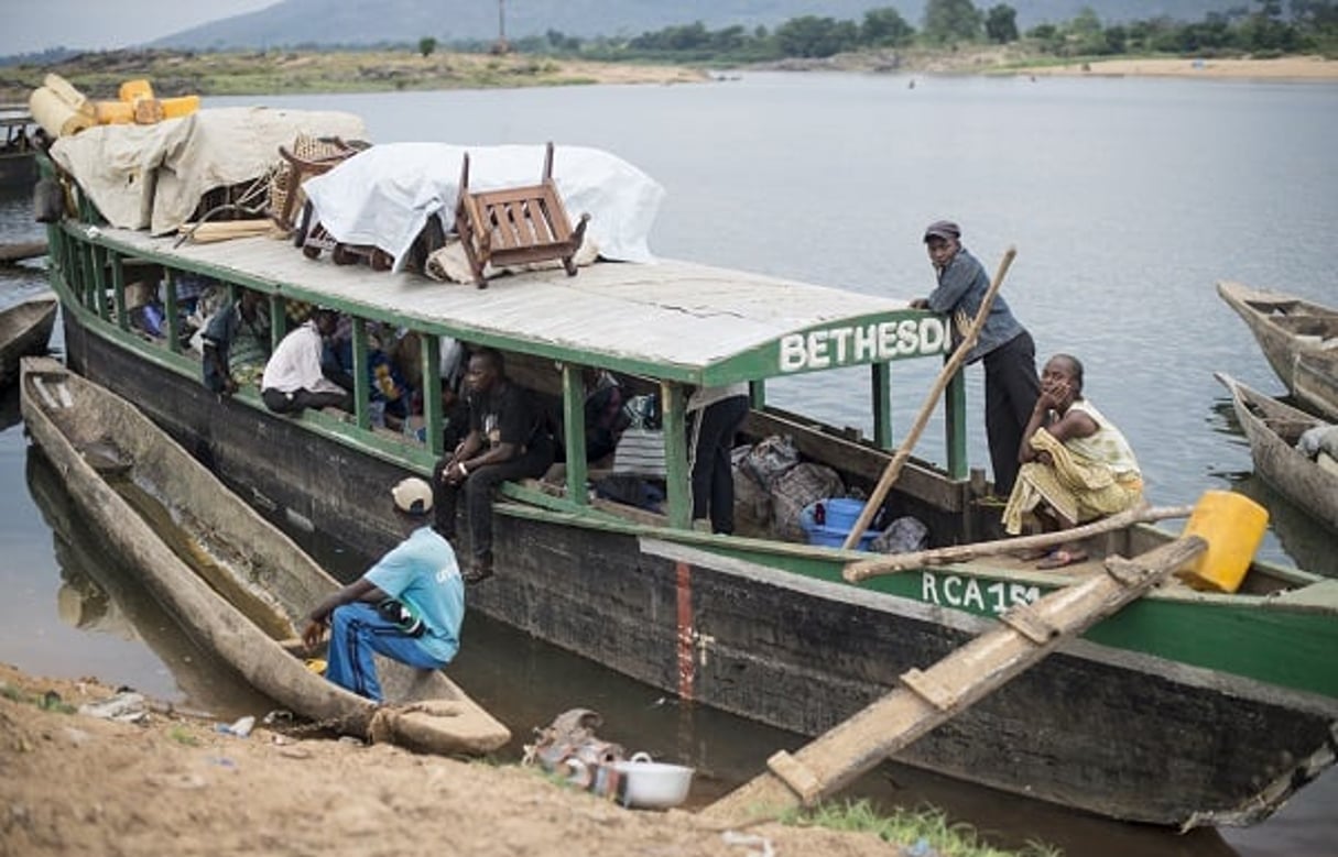 Des commerçants et voyageurs s’apprêtent à quitter la quartier de Ouango pour rejoindre leur village le 20 mars 2014. © Photo de Sylvain Cherkaoui pour Jeune Afrique
