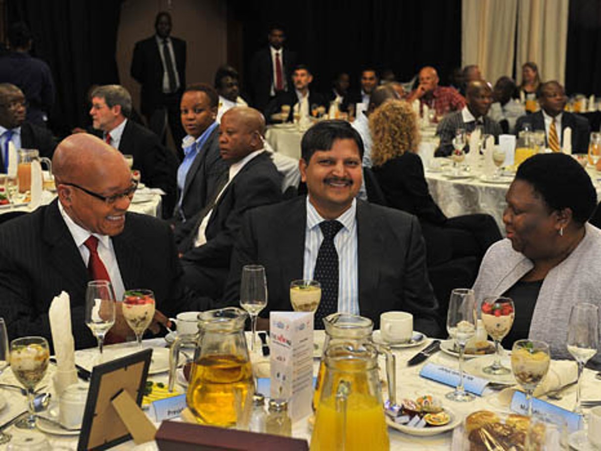 L’homme d’affaires Atul Gupta (centre), et le président sud-africain Jacob Zuma (à gauche)  à à une réception organisée par le quotidien New Age, le 16 mars 2012. © GovernmentZA/Flickr