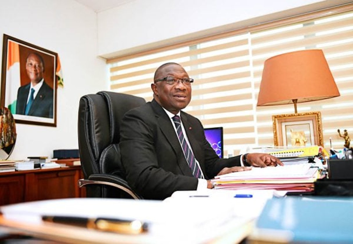 Le ministre ivoirien des Sports et maire de Treichville, François Albert Amichia, dans son bureau. © OLIVIER POUR J.A.