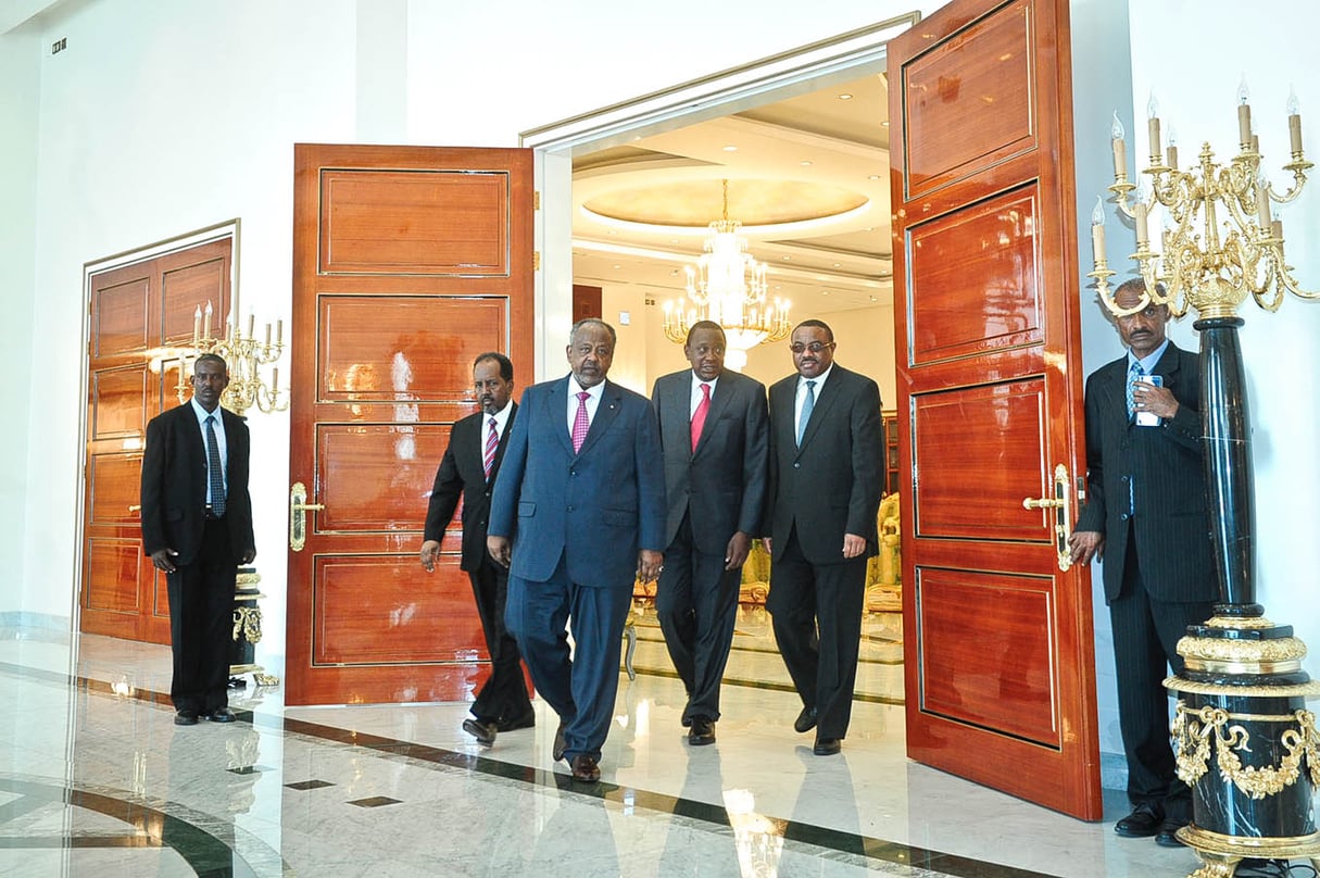 Au palais présidentiel de Haramous, à Djibouti, le 28 février. Ismaïl Omar Guelleh est entouré de ses homologues Hassan Cheikh Mohamoud (Somalie), Uhuru Kenyatta (Kenya) et Hailemariam Desalegn (Éthiopie). &copy; VINCENT FOURNIER/J.A.