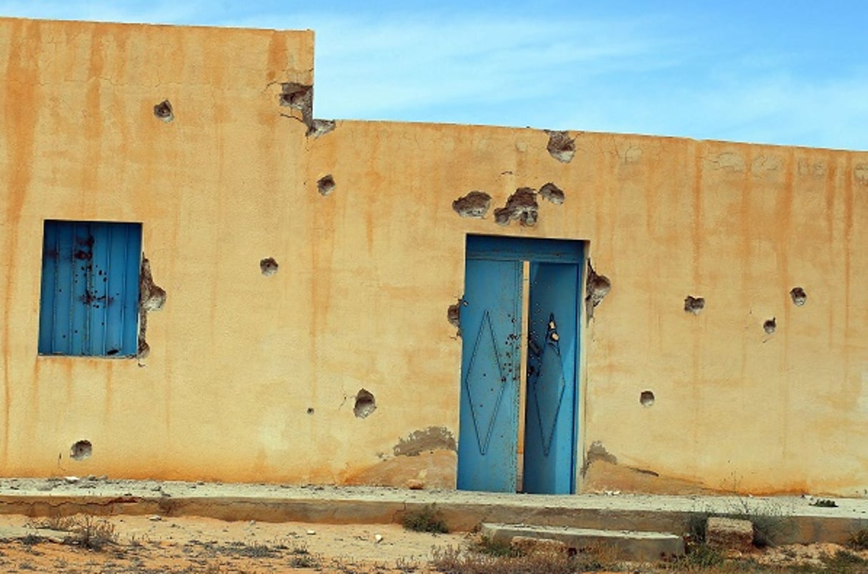 Un mur criblé de balles suite à l’attaque de Ben Guerdane début mars. © AP / SIPA