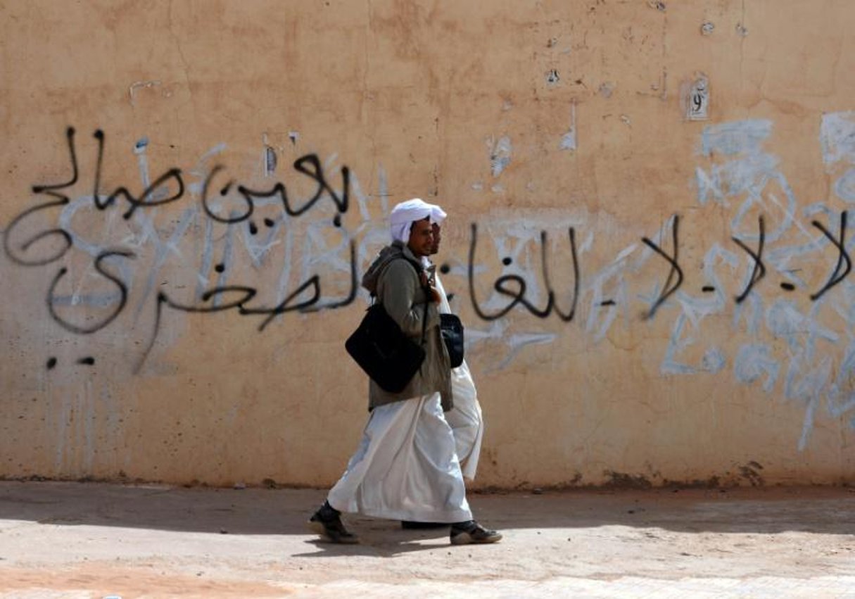 Des passants sur une rue du village d’In Salah, dans le sud de l’Algérie. © Farouk Batiche/AFP