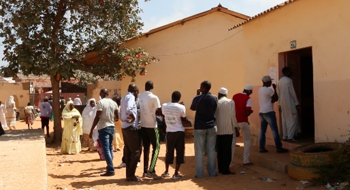 Des électeurs participant au référendum sur le projet de révision constitutionnelle, le 20 mars 2016 à Dakar. © Benjamin Roger/Jeune Afrique